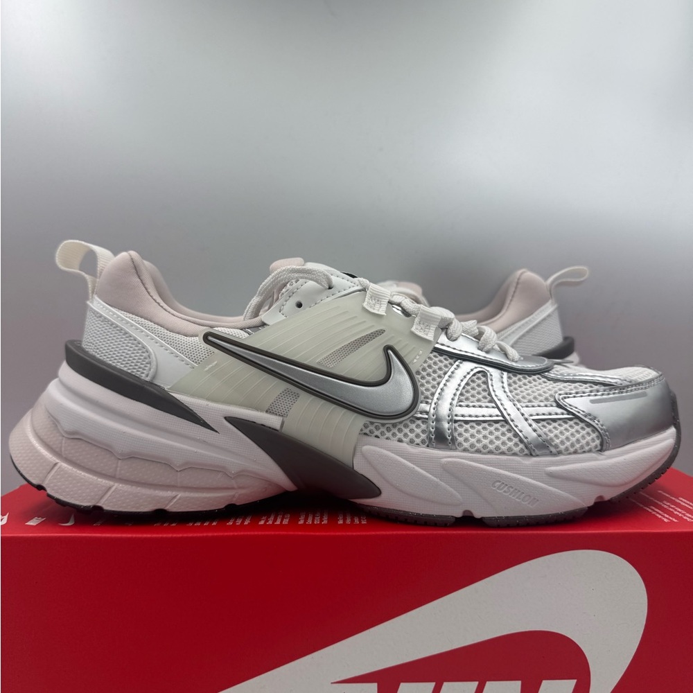 Nike V2K Run Platinum Tint Summit White Cave Stone BRAND NEW Size 10 Women